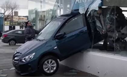 Así quedó el vehículo estrellado en la vidriera de la concesionaria sureña. Foto: ADN Sur