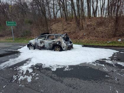 Así quedó el vehículo que se incendió una vez que los bomberos extinguieron las llamas.