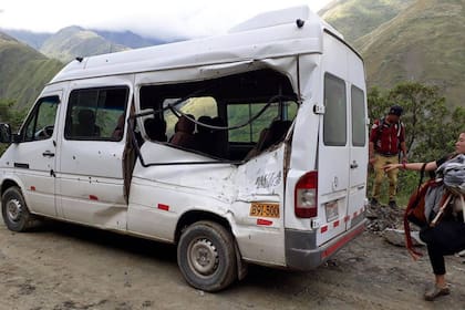Así quedó el vehículo que trasladaba a la turista argentina, luego de recibir el impacto de una roca