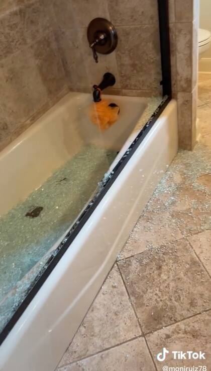 Así quedó el vidrio de la mujer que limpia casas en Estados Unidos