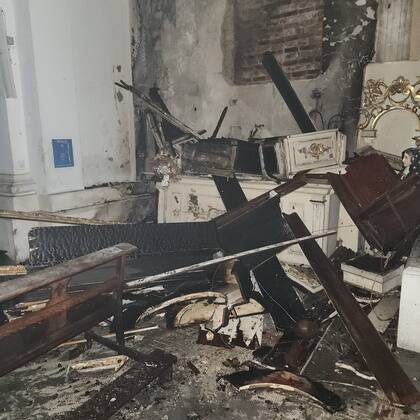 Así quedó en la madrugada de ayer el altar lateral, tras el incendio provocado por un desperfecto eléctrico