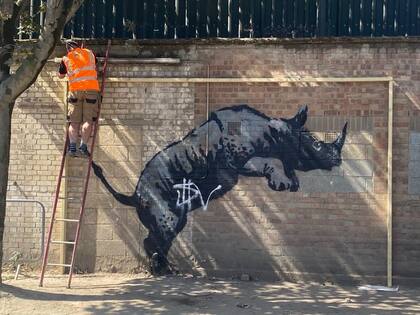 Así quedó intervenida la obra de Bansky; también retiraron el auto estacionado originalmente debajo del rinoceronte