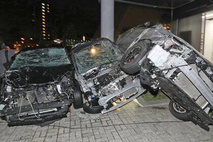 Varios autos destrozados al ser arrastrados por el agua