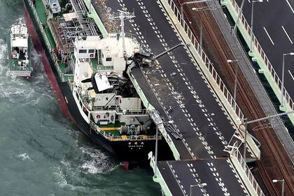 El petrolero que destruyó el puente que une el aeropuerto con tierra firme