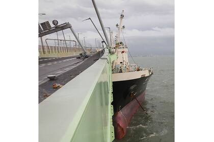 El barco incrustado en el puente