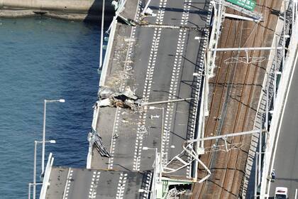 El puente que une el aeropuerto de Kansai con tierra firme, fue destruido por un barco petrolero a la deriva por el temporal