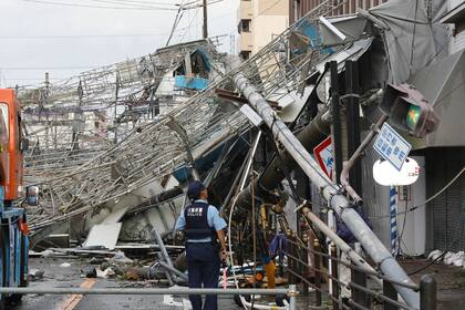 Un torre de telefonía cayó por la fuerza del viento y provocó graves daños