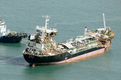 El petrolero que chocó contra el puente que une el aeropuerto con tierra firme es removido del lugar con importantes daños en su estructura