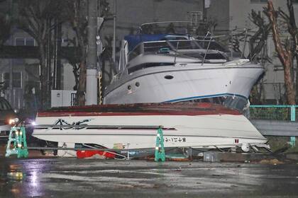 La fuerza del viento y del agua movieron los barcos al medio de la calle