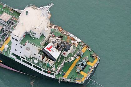 Así quedó petrolero después de colisionar con el puente que conecta el Aeropuerto Internacional Kansai con tierra firme