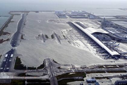 El aeropuerto de Kansai inundado