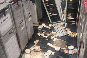 Así quedó la cabina del avión por la turbulencia