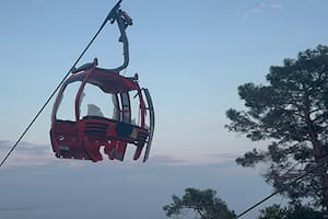 La cabina de un teleférico se destruyó y los pasajeros cayeron al vacío: 180 personas quedaron atrapadas