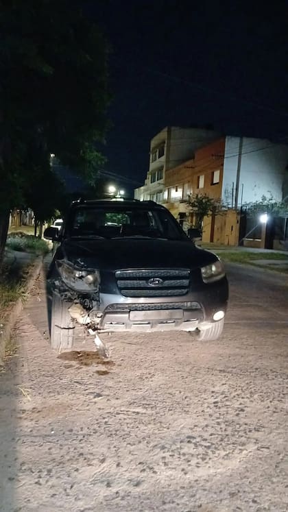Así quedó la camioneta del conductor que chocó al auto estacionado en Parque Castelli, La Plata.
