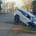 Robaron una camioneta, huyeron de la policía y terminaron en una zanja y a los tiros