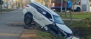 Robaron una camioneta, huyeron de la policía y terminaron en una zanja y a los tiros