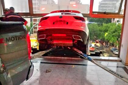 Así quedó la camioneta, retenida por correas, dentro del salón del segundo piso de la concesionaria