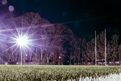 Una imagen simbólica: un campo de juego (de rugby) con césped artificial 