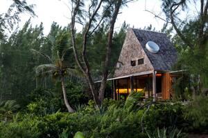 Construyeron una cabaña en el jardín de su casa y la trasladaron a una paradisíaca isla