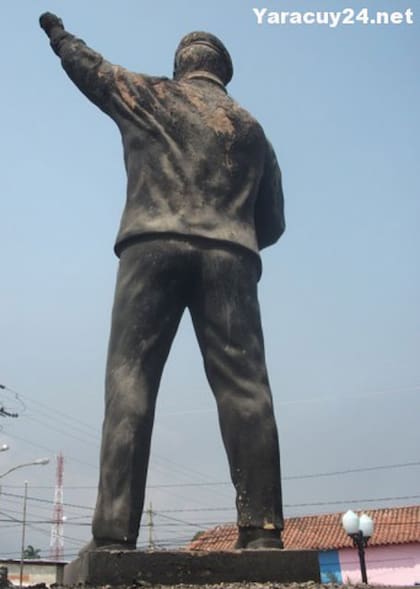 Así quedó la estatua de Chávez