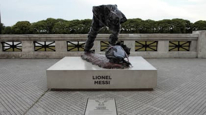 Así quedó la estatua de Messi en el Paseo de la Gloria