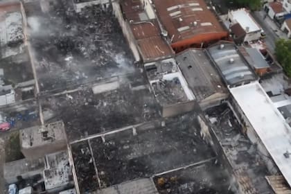 Así quedó la fábrica que se incendió.