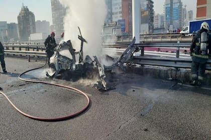 Así quedó la Fiorino incendiada y explotada en la General Paz