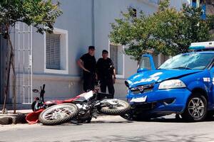 Así quedó la moto y el patrullero tras el choque