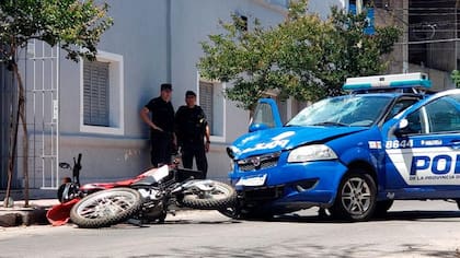 Así quedó la moto y el patrullero tras el choque