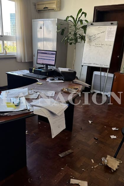 Así quedó la oficina donde explotó el artefacto