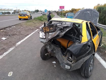 Así quedó la parte trasera del taxi tras el fuerte impacto provocado por el médico conductor del VW Gol Trend, quien estaba alcoholizado al momento del siniestro.