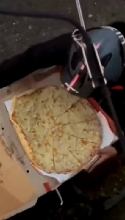 Así quedó la pizza luego de que el delivery cortara el resto de las porciones