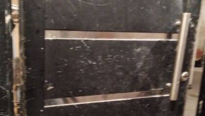 Así quedó la puerta del comercio