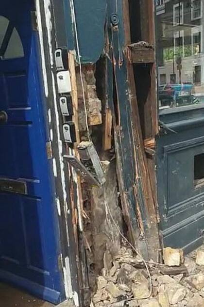 Así quedó la puerta del departamento de uno de los hombres que salvaron su vida por milagro