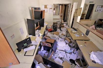Equipos de computación destruidos y miles de papeles esparcidos por toda la sede