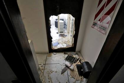 Una puerta destrozada que facilitó el acceso a las oficinas