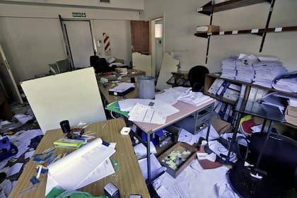 Equipos de computación destruidos y miles de papeles esparcidos por toda la sede
