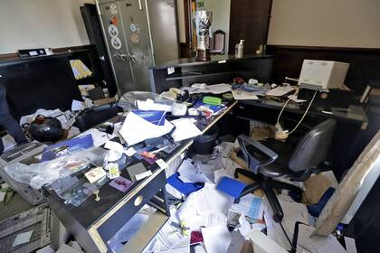 Equipos de computación destruidos y miles de papeles esparcidos por toda la sede