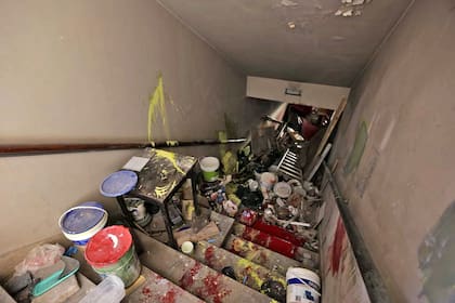 Se utilizaron tachos de pintura que estaban en la sede para vandalizar las paredes