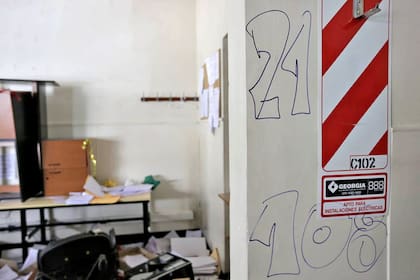 Algunos afiliados de la oposición que participaron de la toma dejaron anotados en las paredes los números de las líneas de colectivo en las que trabajan