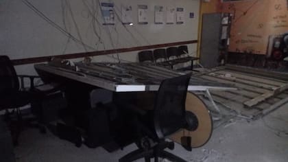 Así quedó la sede de los consultorios externos de Osecac en Palermo tras el desprendimiento de un cielorraso.