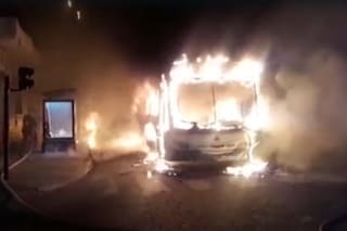 Un colectivo se incendió por completo: afectó cinco autos, una moto y locales de Villa del Parque