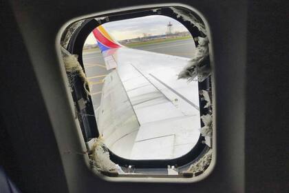 Así quedó la ventana del avión luego de que explotó la turbina