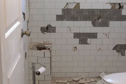 Así quedó parte del baño de Amber Trucke tras el ataque de furia del contratista