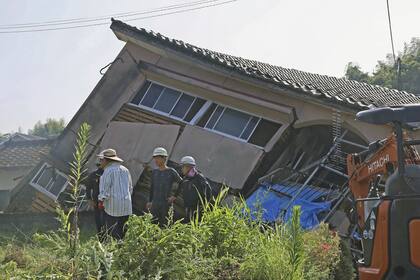 Así quedó una casa tras el terremoto de magnitud 7.1 que azotó al sur de Japón la semana pasada (Kyodo News via AP)