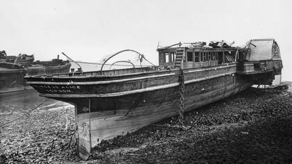 Así quedó una de las mitades del Princess Alice, que fue llevado hasta la costa de Woolwich poco después del hundimiento.