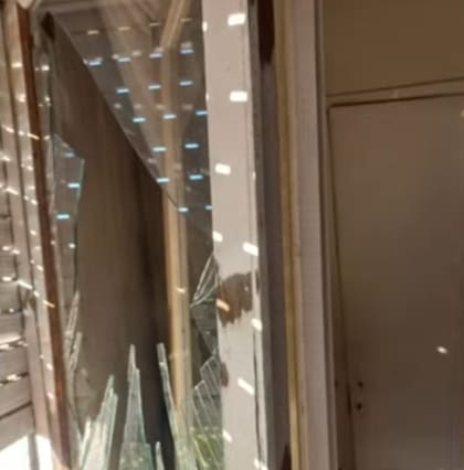 Así quedó una de las ventanas del hogar de Mariana