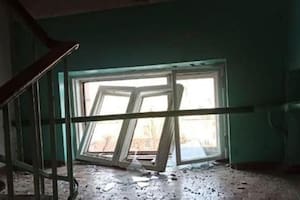La angustia de una ucraniana que huyó de una ciudad bombardeada sin parte de su familia: “Espero que mi marido esté vivo”