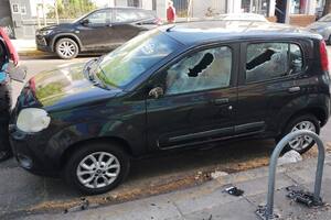Una mujer rompió los autos de Gustavo Sylvestre y Gabriela Radice con un palo de hockey en la puerta de Radio 10