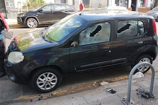 Una mujer rompió los autos de Gustavo Sylvestre y Gabriela Radice con un palo de hockey en la puerta de Radio 10